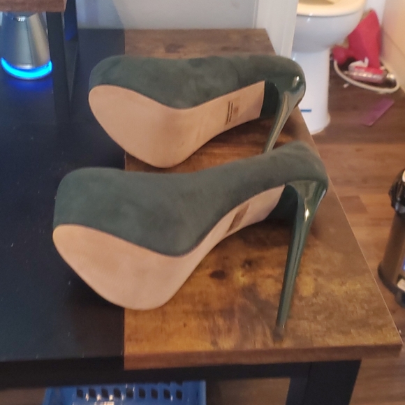 Green heels - Picture 2 of 2